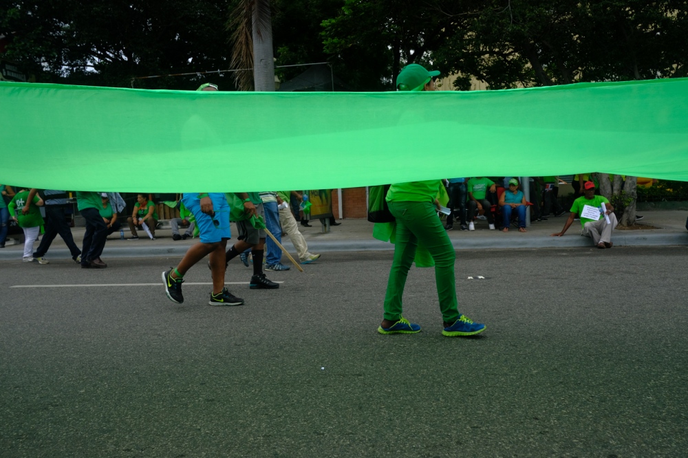  En la calle, una manta verde, el color de la esperanza. 