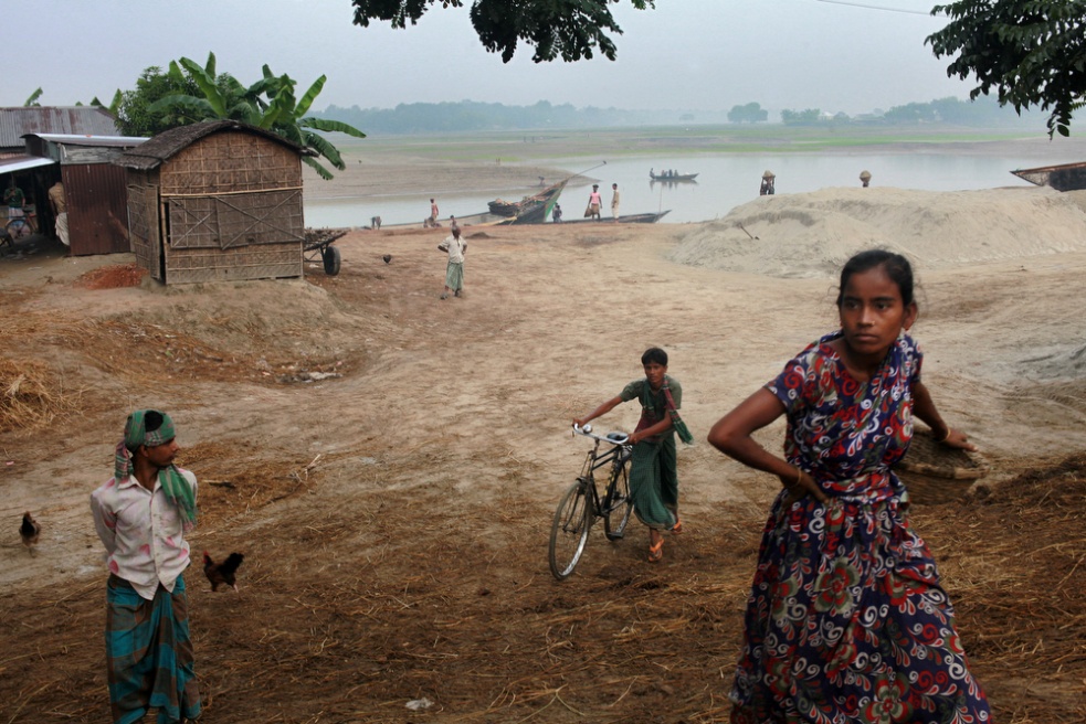 Daily life along the Padma rive...he drive to the capital, Dhaka.