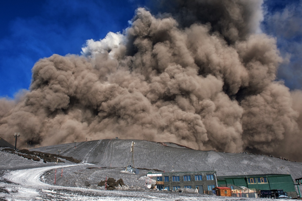 THE STRENGTH OF NATURE: PHREATIC EXPLOSION ON ETNA