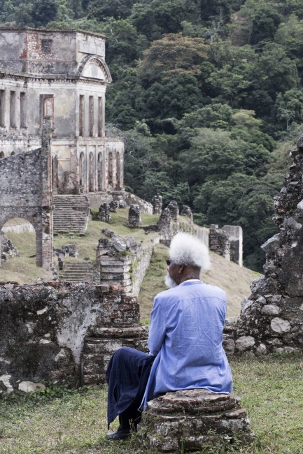 Photography image - 
201/5000
The Nigerian writer, Nobel laureate of literature in 1986, Wole Soyinka visiting Haiti stopped for a moment in Milot, near Cap-Haitien to contemplate the ruins of the Sans-souci palace .