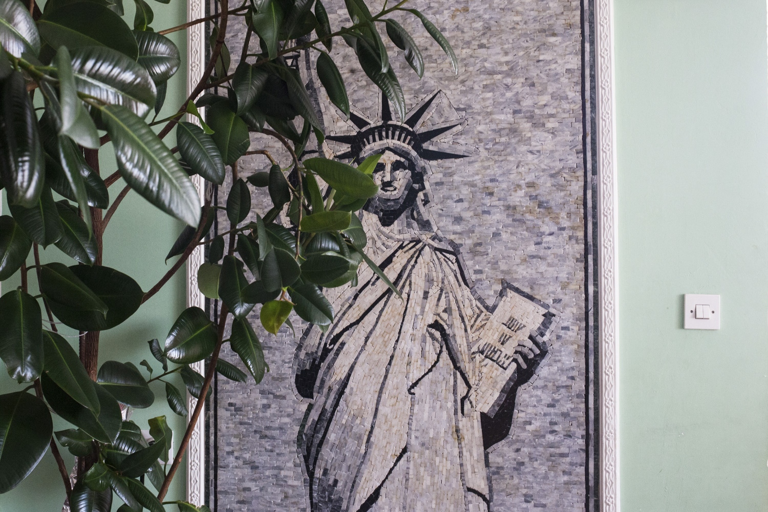 Mosaic of the Statue of Liberty in the living room of Ruzhdi KuÃ§i, known as â€œAmerikaniâ€, whose home, in Ferizaj, is completely decorated with motifs related to the United States. After the war, Ruzhdi has always tried to show his gratitude to the United States. â€œEven if I do not speak English, I feel American for adoption. I can never thank them enough for what that country has done for me,â€ he says.
