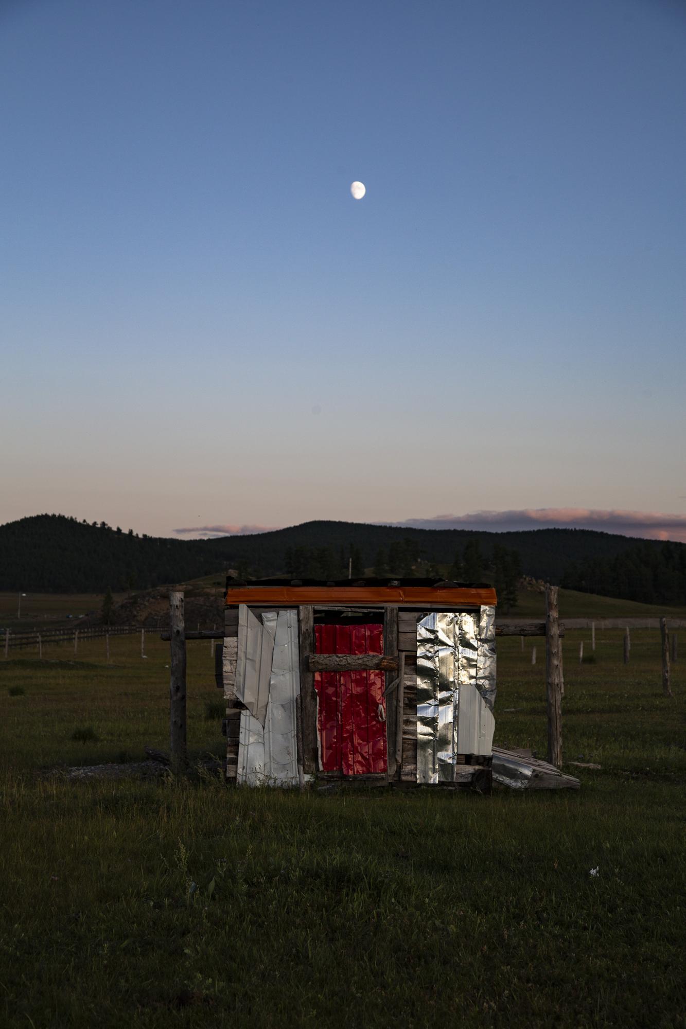 El Optimismo del Tiempo - Baño en el Lago Khovsgol, Mongolia. Toilete in...