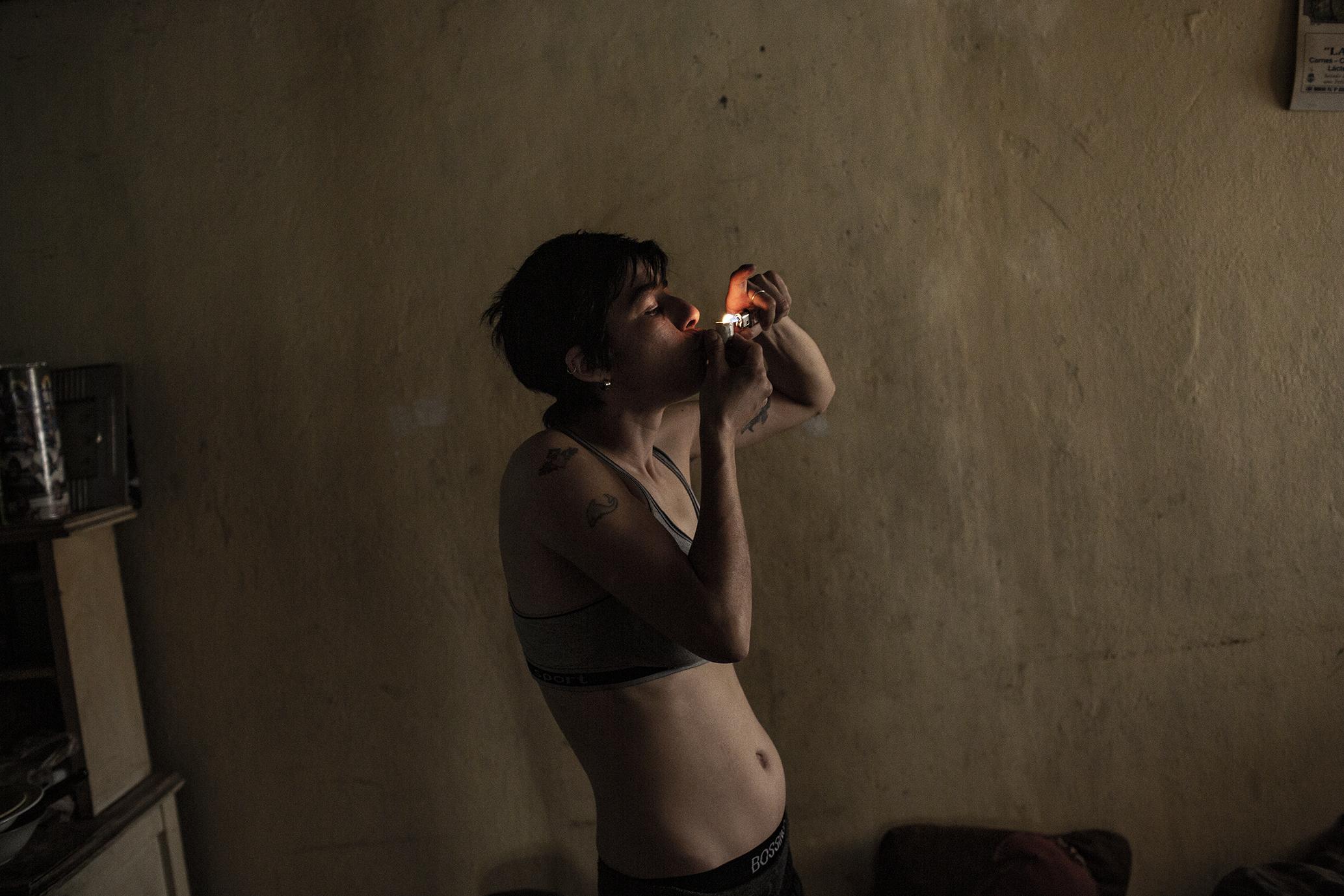 Living Periferia - Una joven fuma pasta base de cocaina. la pintana,...