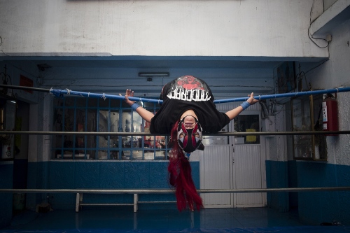 Image from LUCHADORAS - Andromeda posing during her training in Ciudad de Mexico....