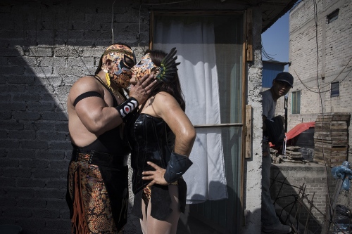 Image from LUCHADORAS - Xenia kissing her new husband in the backyard of their...