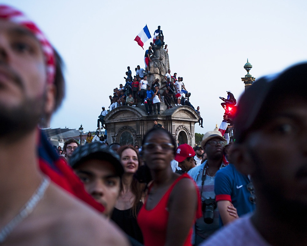  Fans await the French team in front of the hotel Crillon for hours. Les supporters attendent...