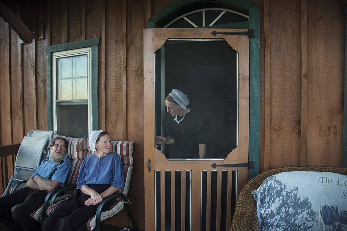 The Amish world -  Ben, Emma and their daughter Mattie are having a break...