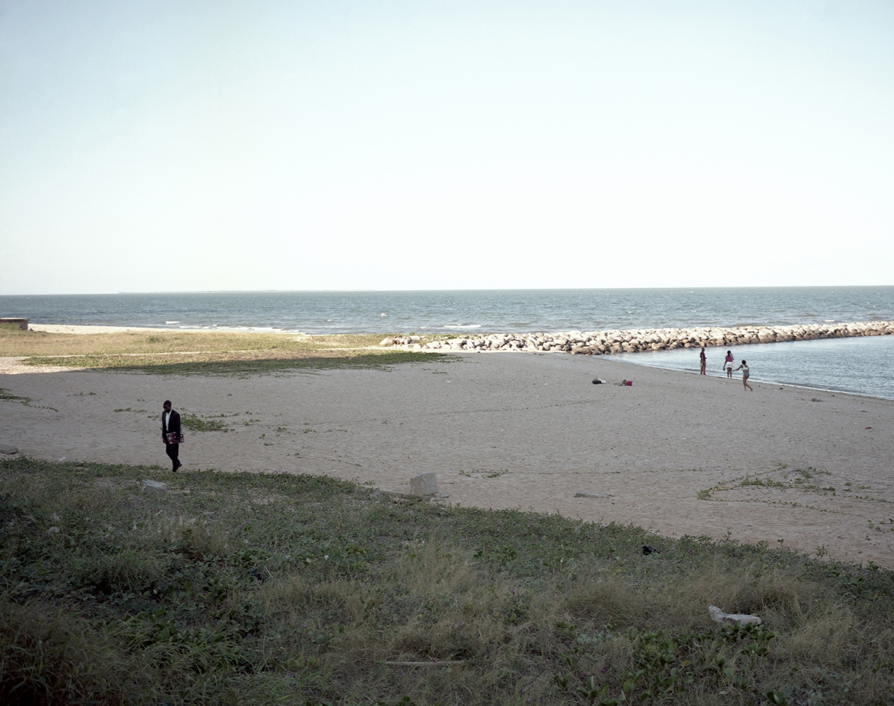  Daily-life on the beach close to the seaside road of Maputo. The project cost was US$ 315 millions and it has still to be paid by the State, also the high speed road and the absence of bridges to cross the road increase the number of car accidents involving pedestrians. 