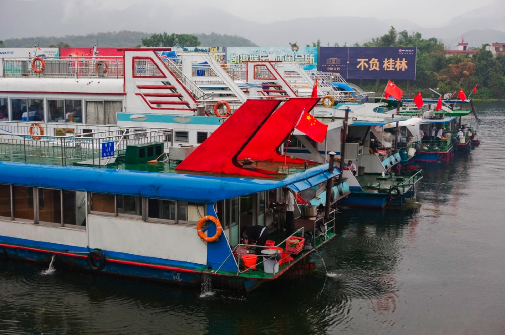 East East East China - Navios turisticos que pasean por el RÃ­o Li. Las cocinas...