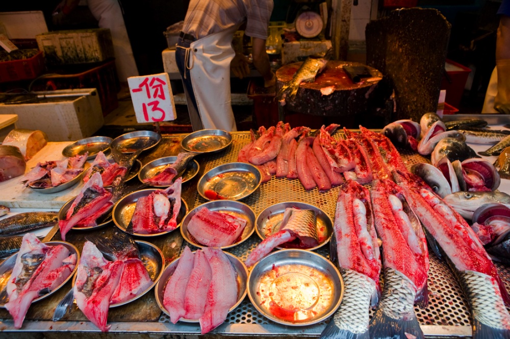 East East East China - Mercado local de la isla de Hong Kong. Los pescadores...