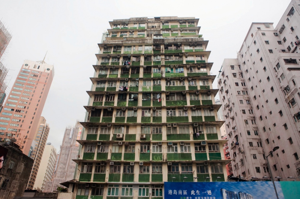 East East East China - Edificio tipico de la isla de Hong Kong, pasando la...