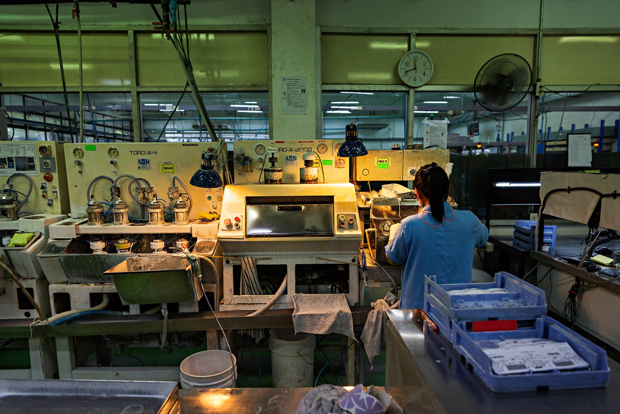 Thailand Glasses Factory: Stern - An employee treats lenses Brille24’s old TOG...