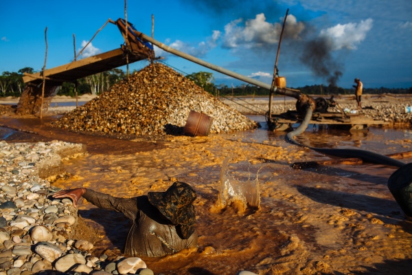 The everyday life of the Illegal miners in the Peruvian Amazon.