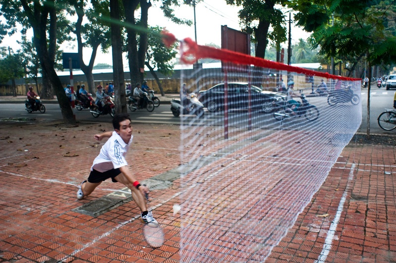 Playing badminton in the street, HanoÃ¯.