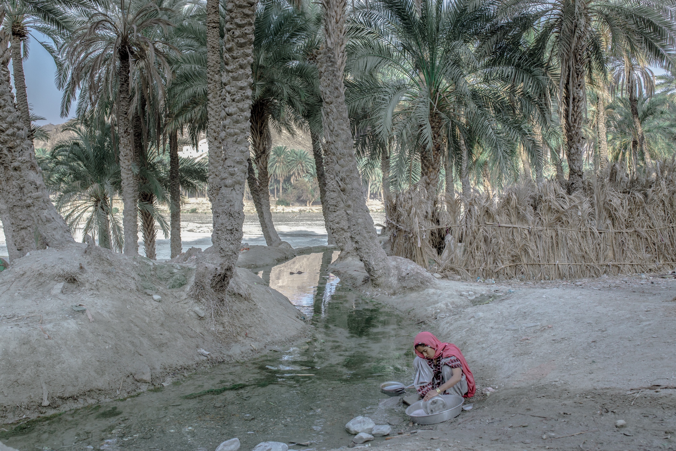 IN THE DESERT OF WETLANDS -   Sahra,19, mother of 2 children, washes the dishes in...