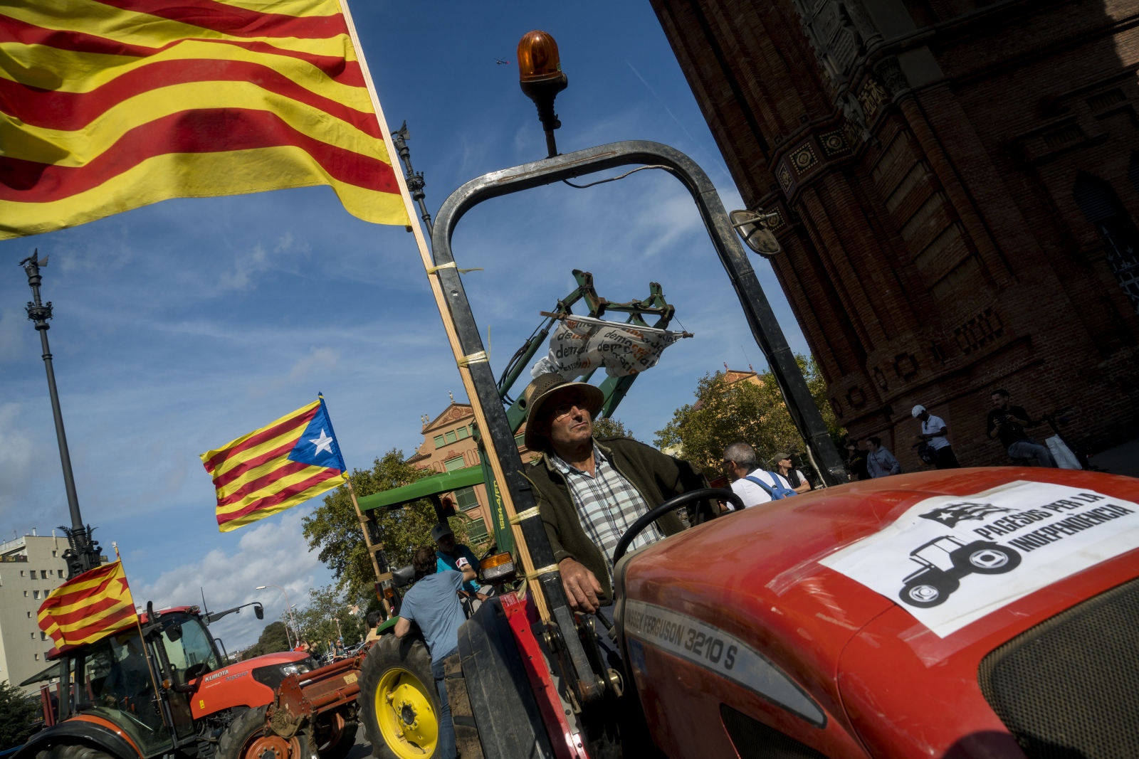 Farmers arrive at Barcelona&...nt Puigdemont&#39;s speech.