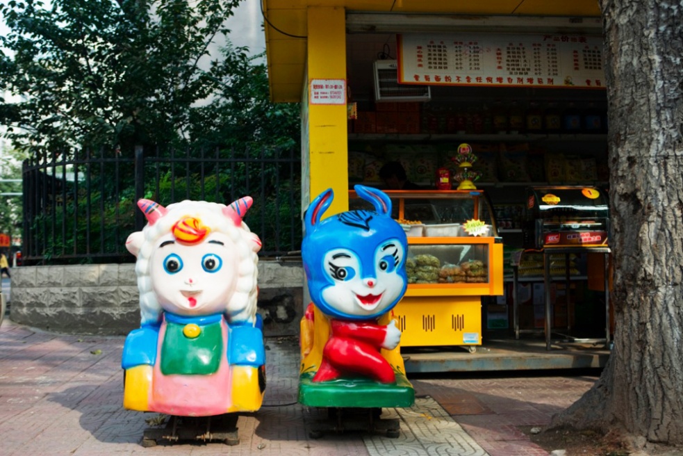 East East East China - Juegos mecánicos infantiles con figuras representativas...