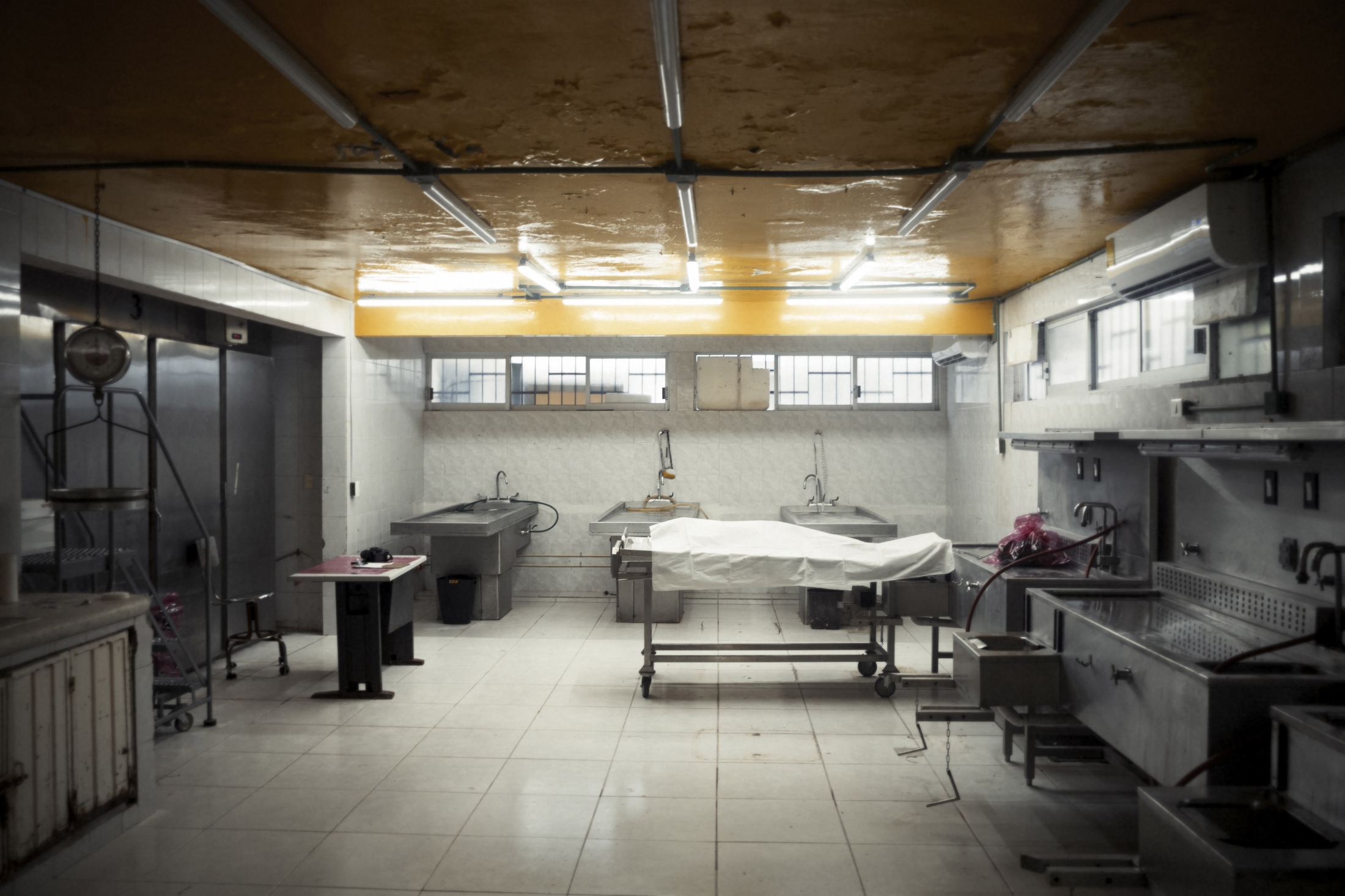 Por que nos Fuimos (Why We Run) - The forensic medical services morgue in Acapulco is often...