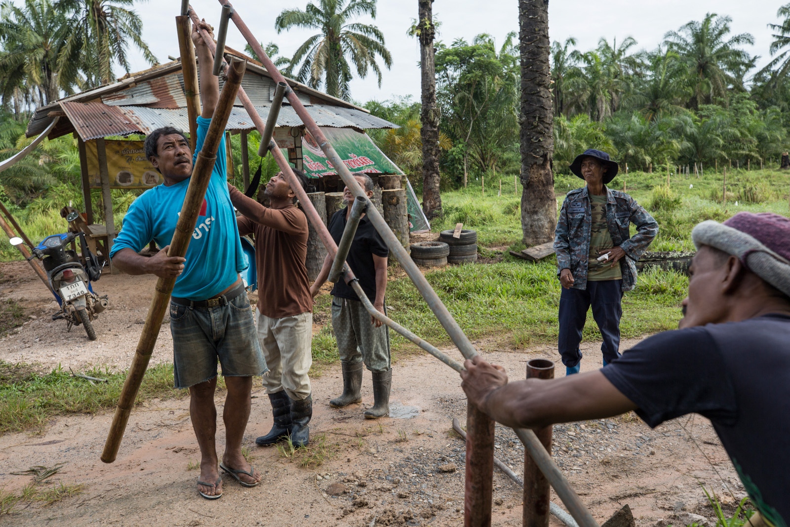 A VILLAGE UNDER SIEGE - Locals of Klong Sai Pattana community erect a new...