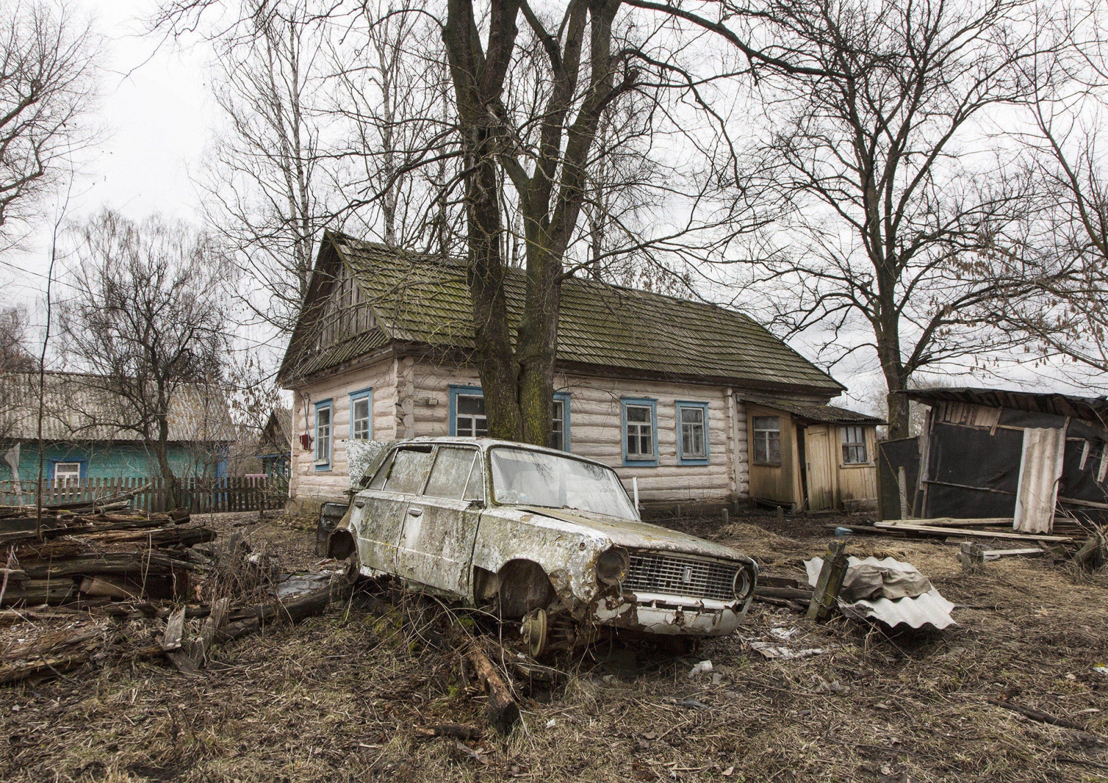  An abandoned house in Bolotnitsa (Ukraine) 
