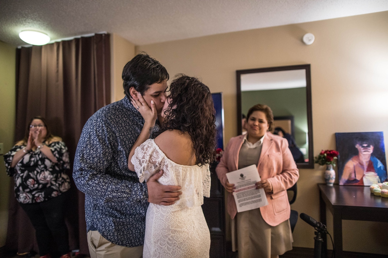 Hope after Marí­a: Midnight Wedding in a Hotel Room in New York - 