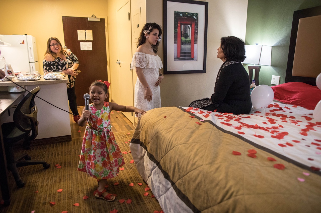 Hope after Marí­a: Midnight Wedding in a Hotel Room in New York - 