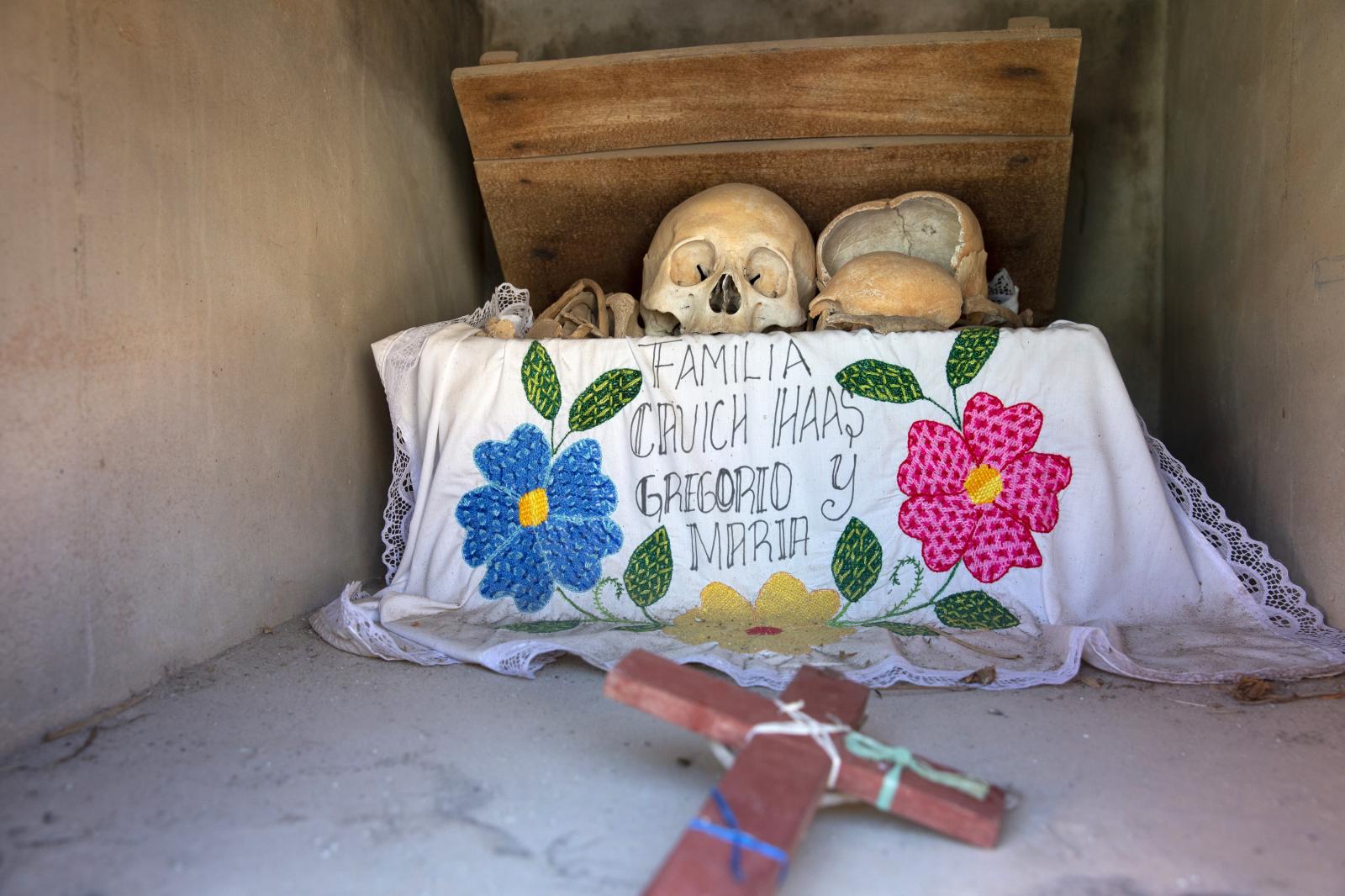 Dried-up skulls and bones are s... Bénédicte Desrus Pomuch Mexico