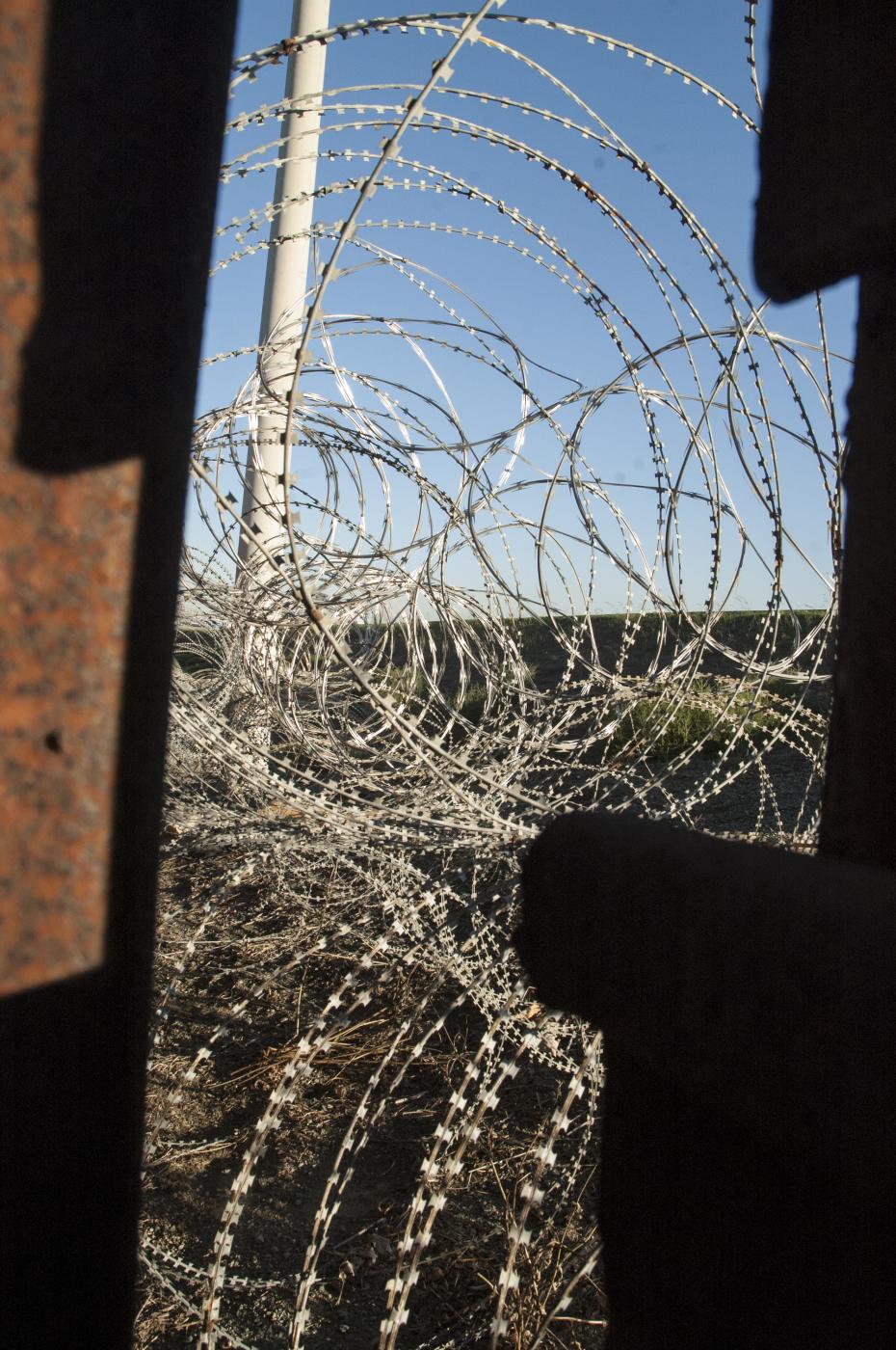 Razor wire entry into the U.S. | Buy this image