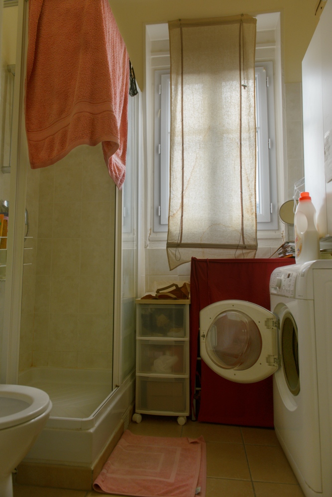 Les Solidaires - EN// The owner of this bathroom started sharing her space...