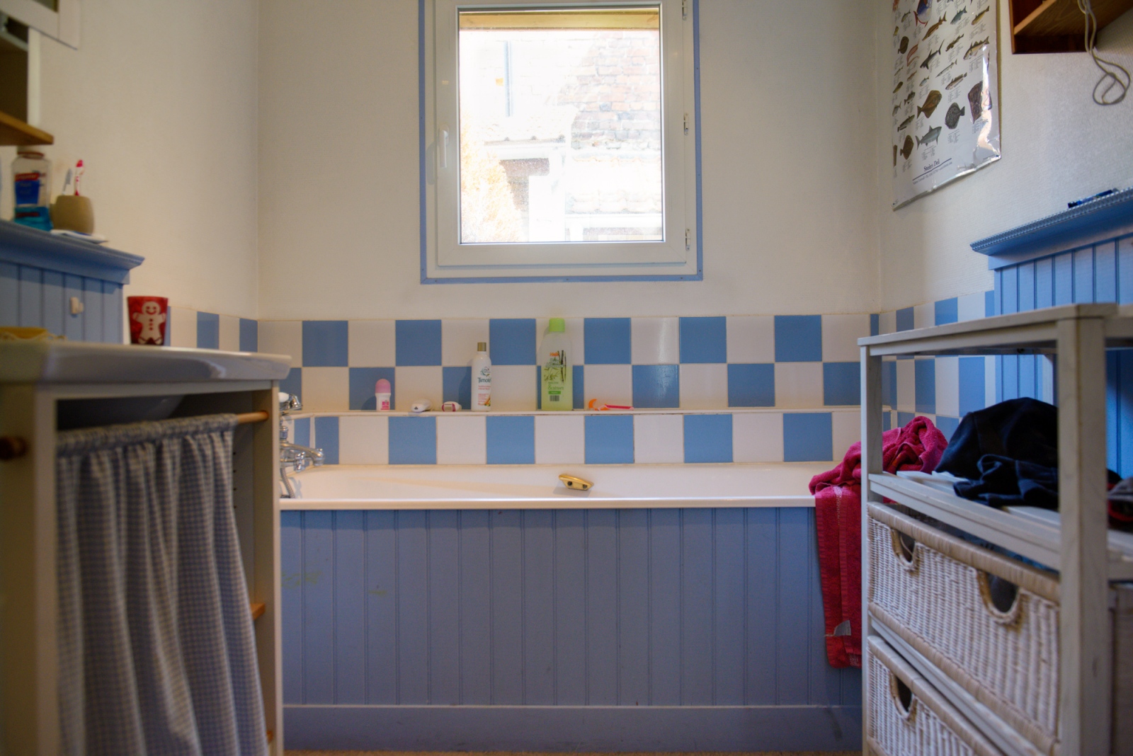 EN// The owner of this bathroom has been hosting migrants for 5 years. Her mother had first...