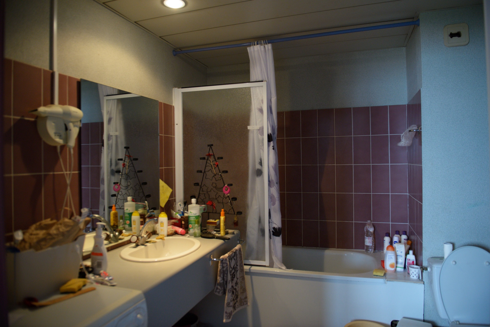 EN// The tenant of this bathroom moved to Calais to work with refugees. Her bathroom in her...