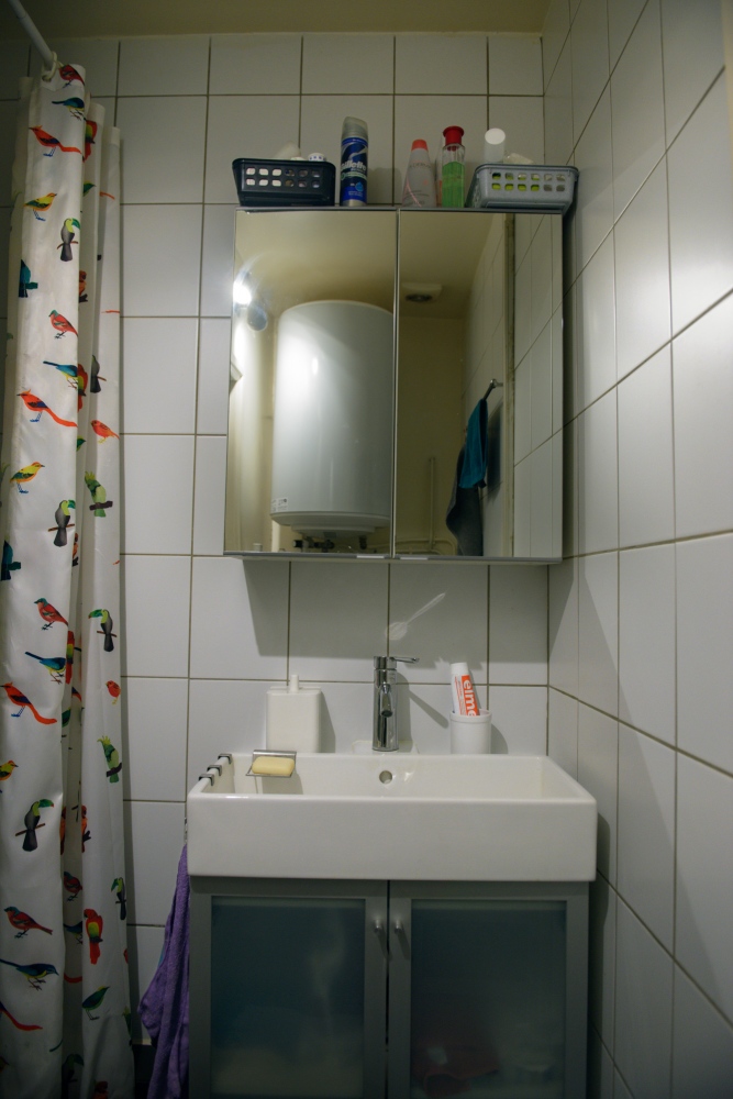 EN// The owner of this bathroom began hosting refugees when an Afghan, who at the time was living...
