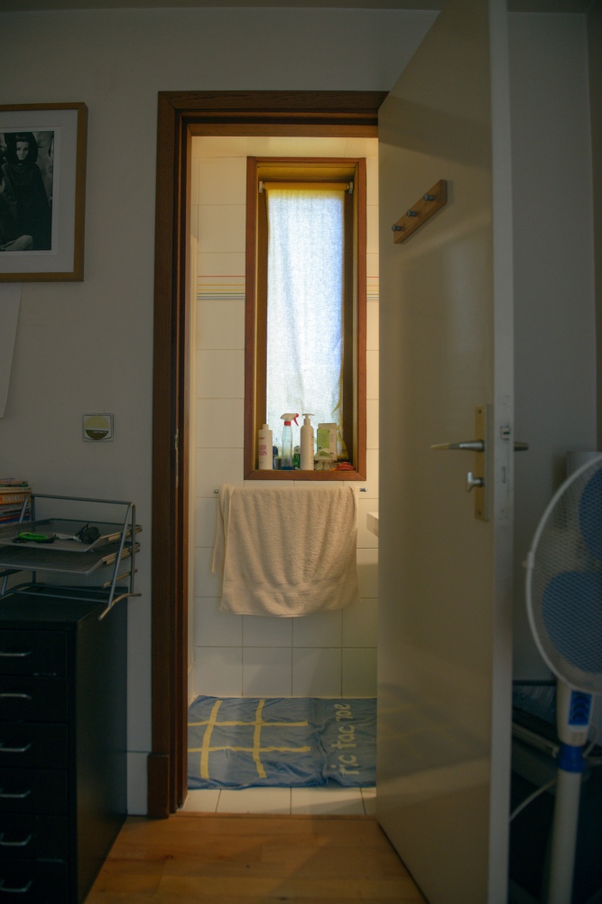 EN// This bathroom is used everyday by a migrant living in a house with a French family. He has...