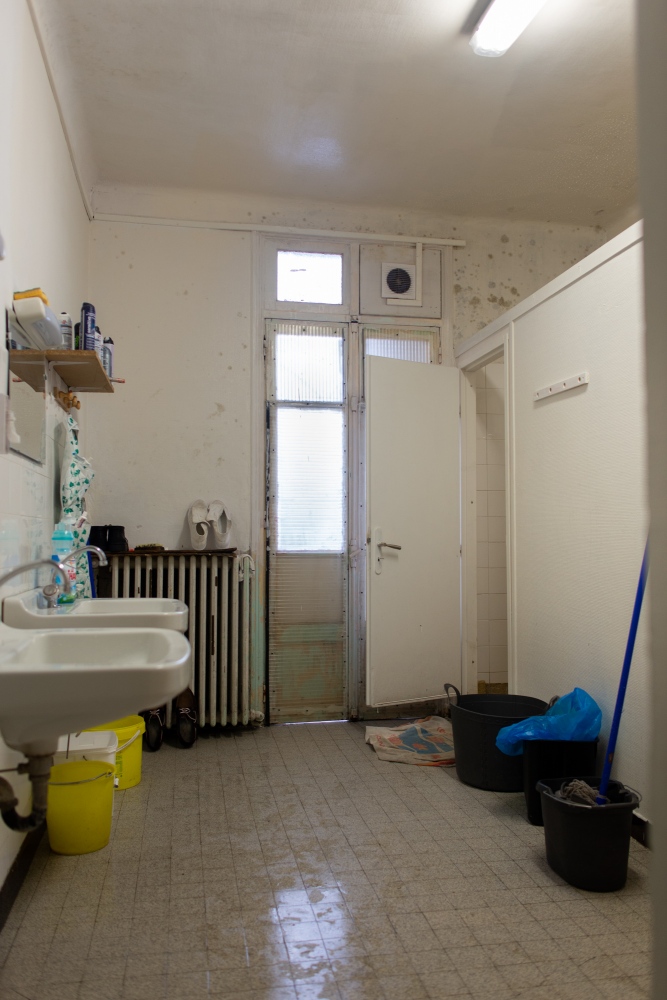 EN// This bathroom is in an emergency welcome refuge for migrants who have just hiked through the...