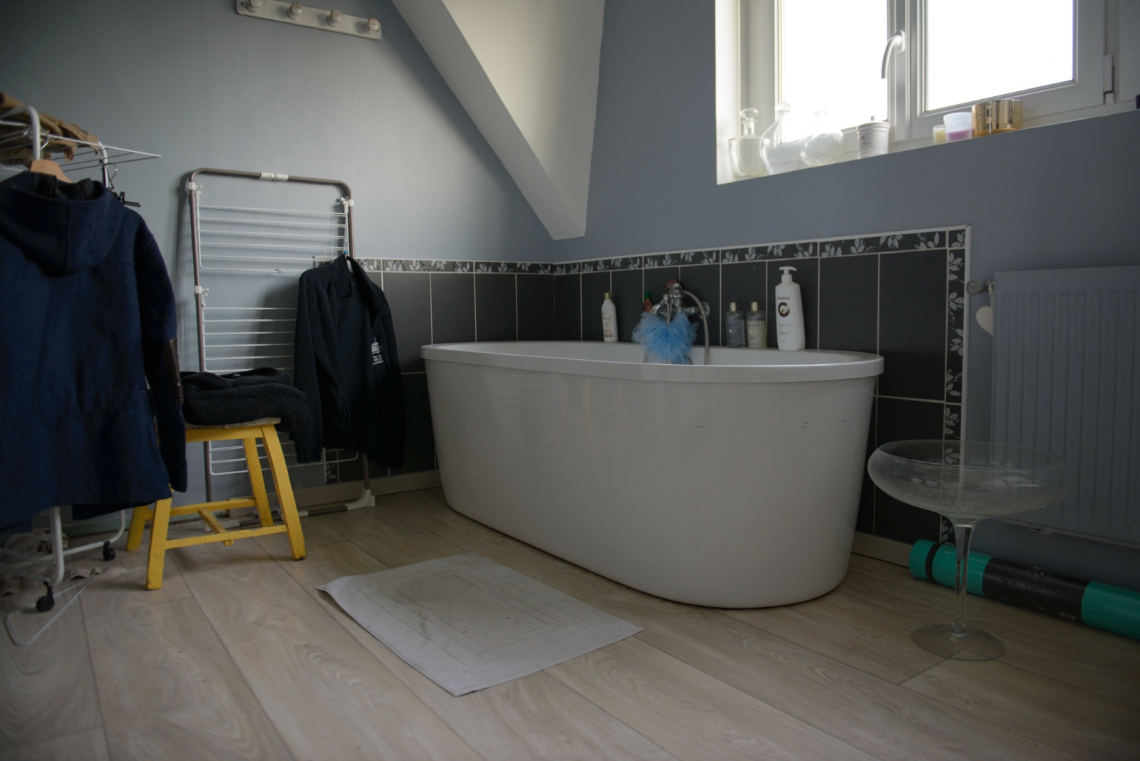Les Solidaires - EN// The owner of this bathroom has been hosting refugees...