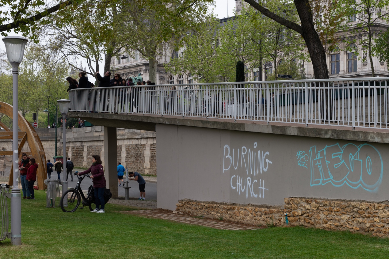  Incendie de Notre Dame de Paris - Avril 2019 - Le lendemain - Un tag &quot;Burning...