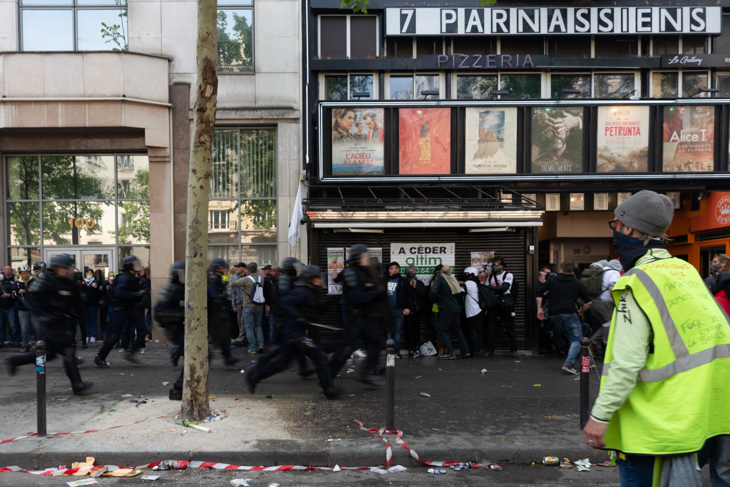  1er mai 2019 - Paris - &nbsp;Manifestation Policiers courants devant le cin&eacute;ma les 7 parnassiens 
