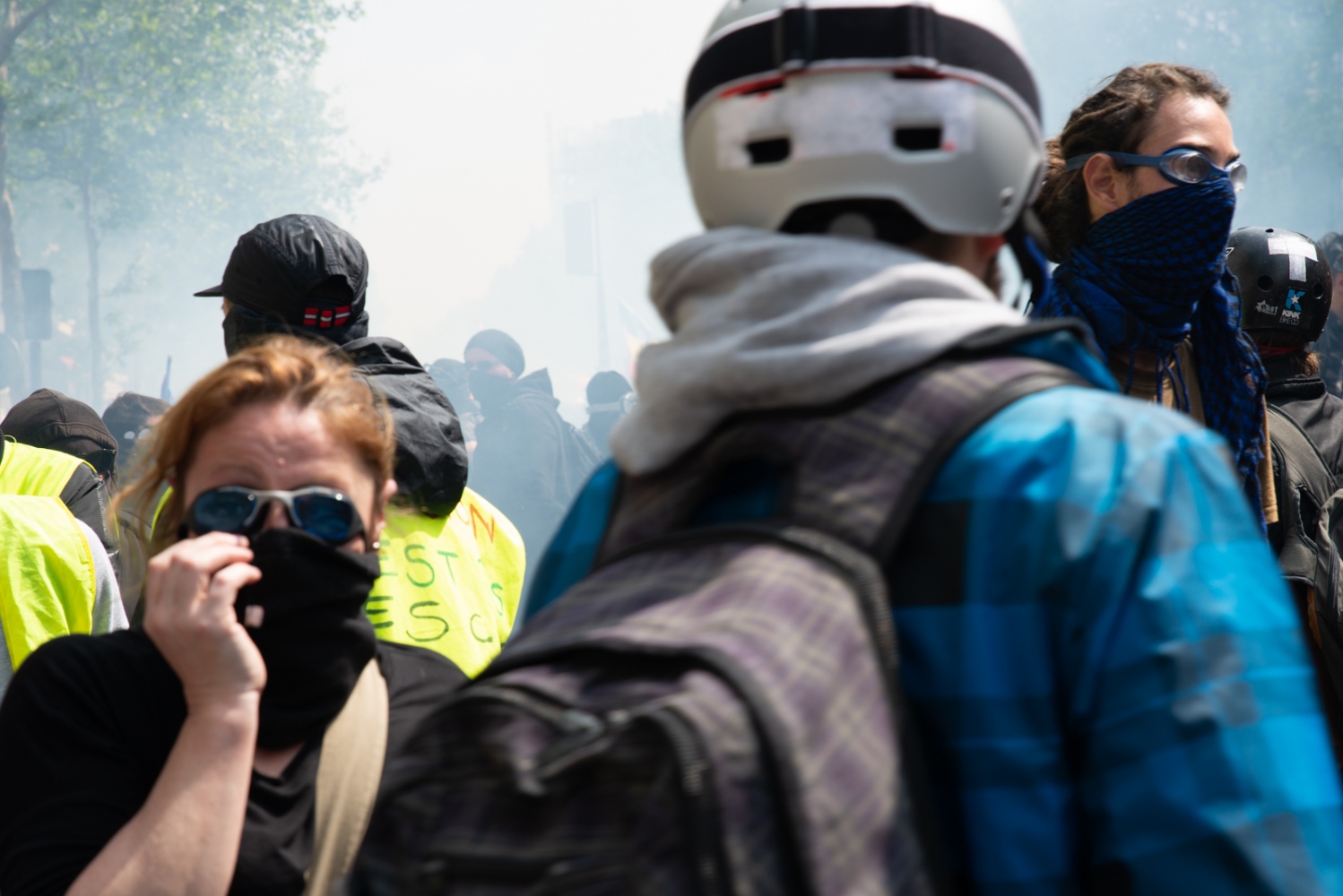  1er mai 2019 - Paris - &nbsp;Manifestation Une femme avec des lunettes de piscine sous les gaz lacrymog&egrave;nes 