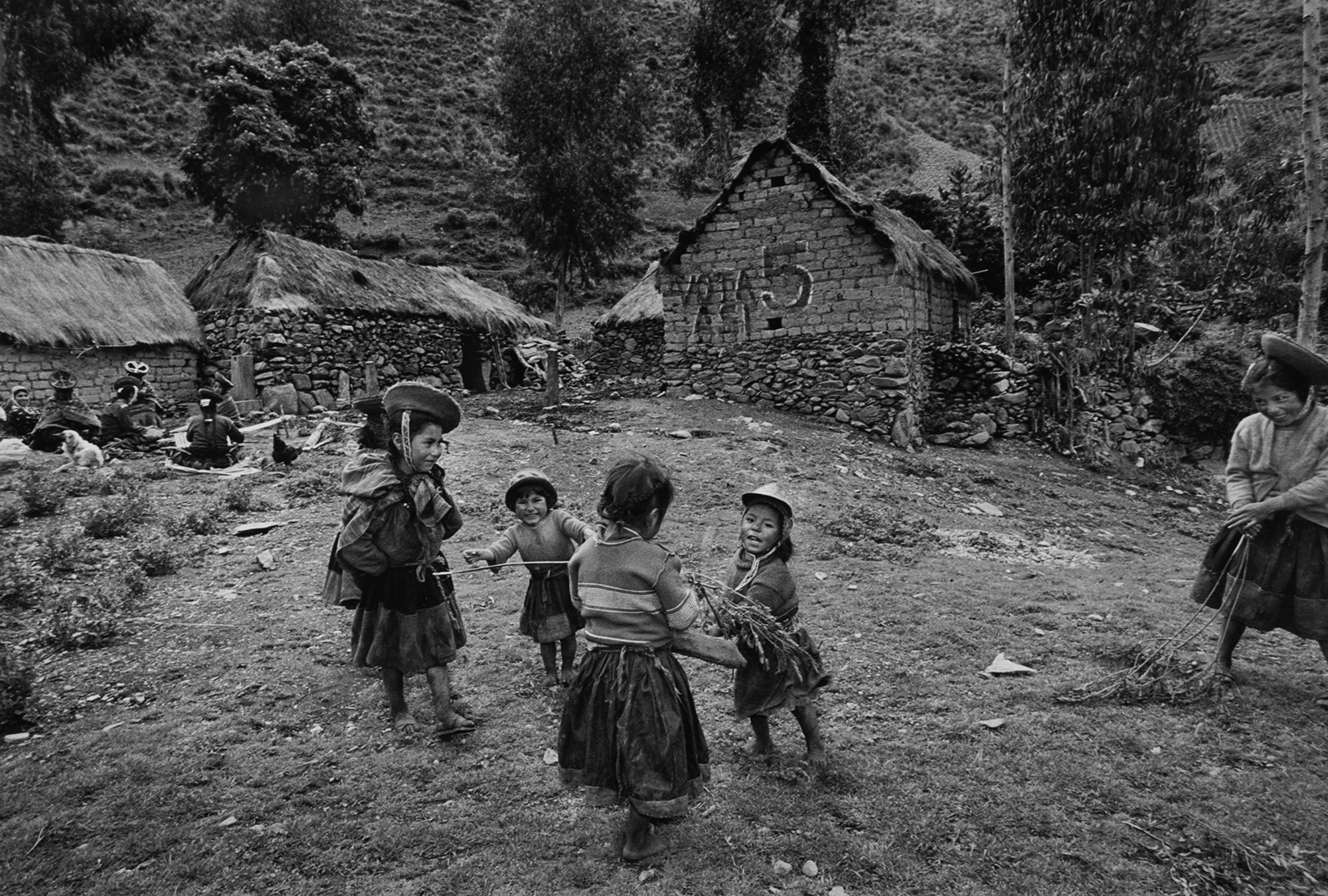 Peruvian Andes - Peasant girls at play