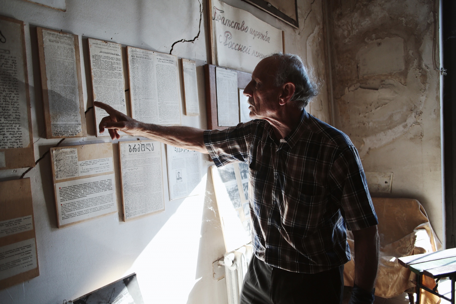 Jiuli Sikmashvili giving a tour _ting House Museum. Tbilisi, 2017