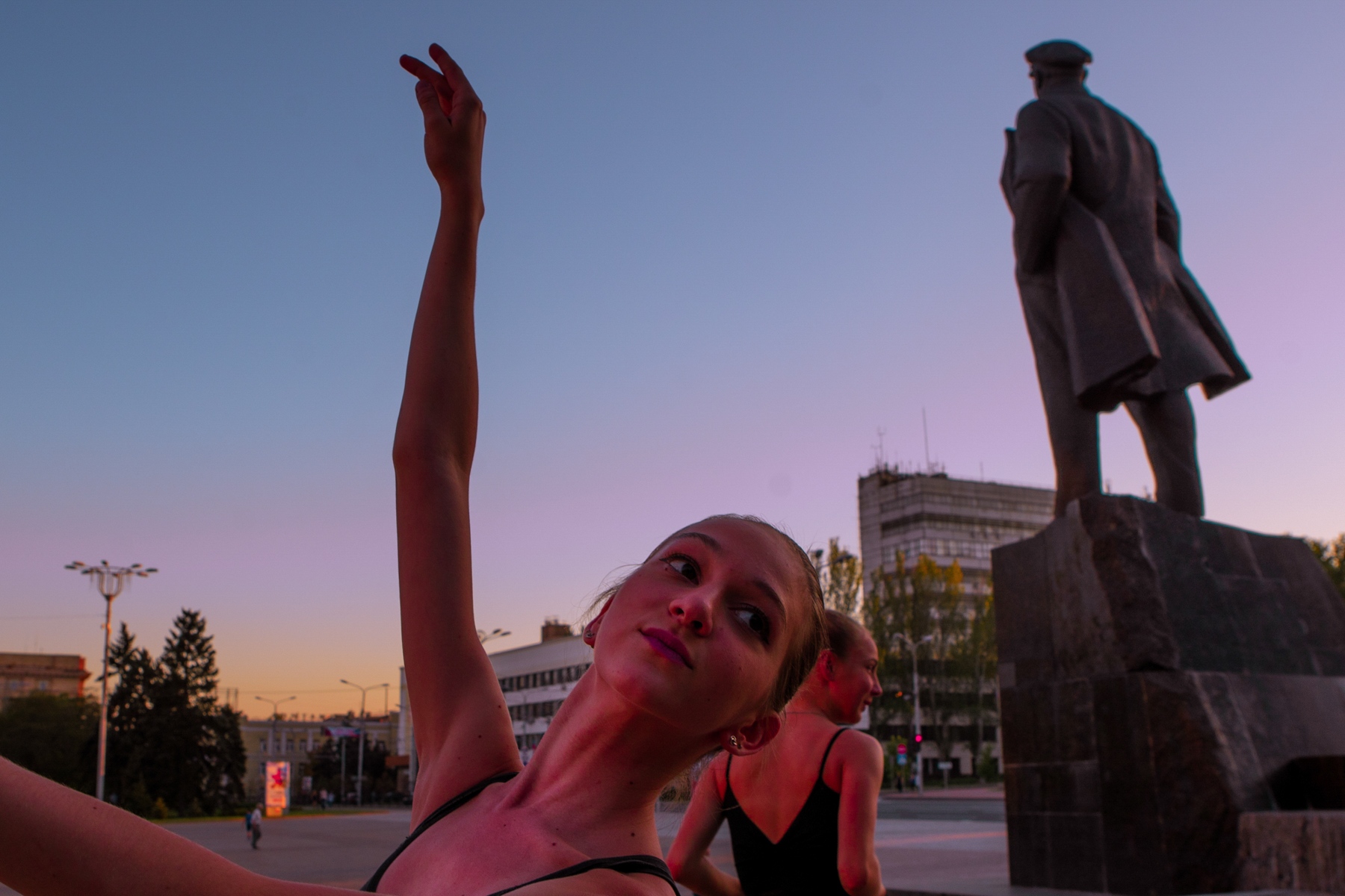 DONETSK- UKRAINE : Colors of war -  Kristina et Wiktoria dans aÌ€ coÌ‚teÌ de la statue de...