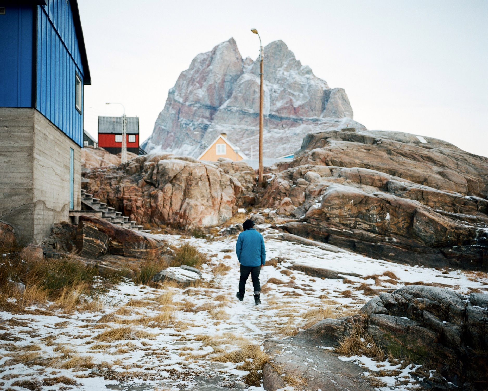 Whiteland - Malik is living with his grand mother in Uummannaq. He...