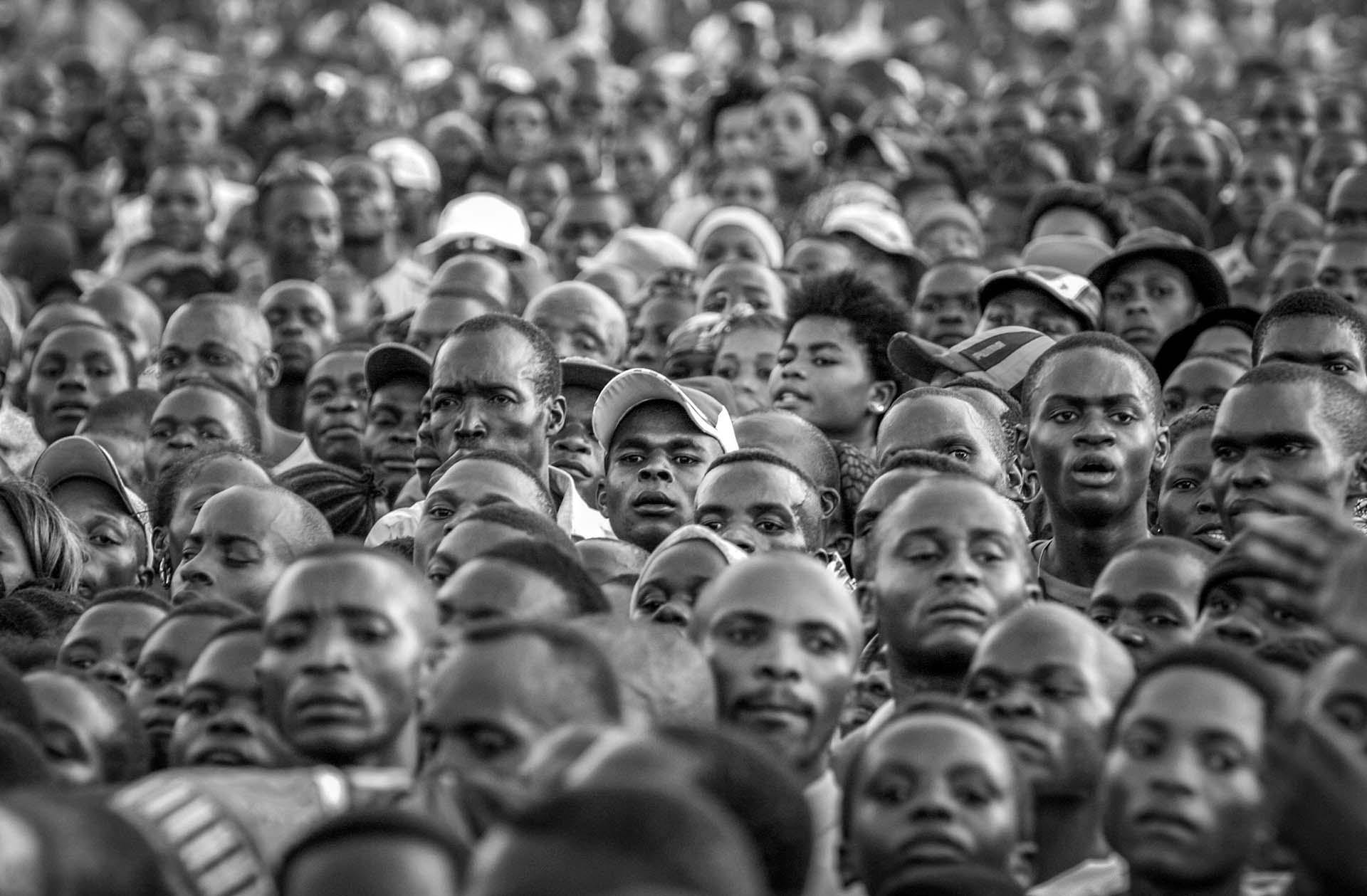 Congo -   The crowd gather to listen to Jean Pierre Bemba, ...
