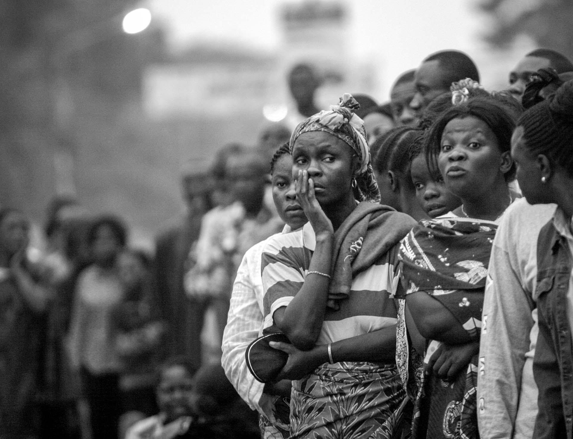Congo -   Congolese  wait  voters patiently for a polling...