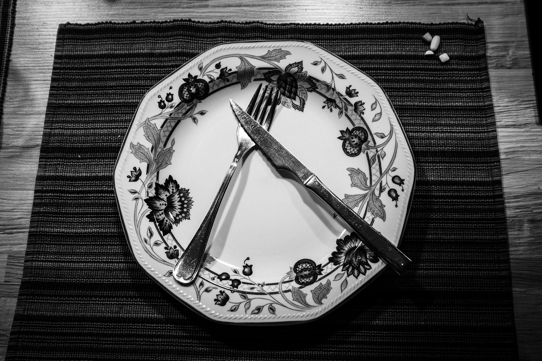 Cage. Behind a life with anorexia. - Crossing a knife and fork at a 90-degree angle, according...