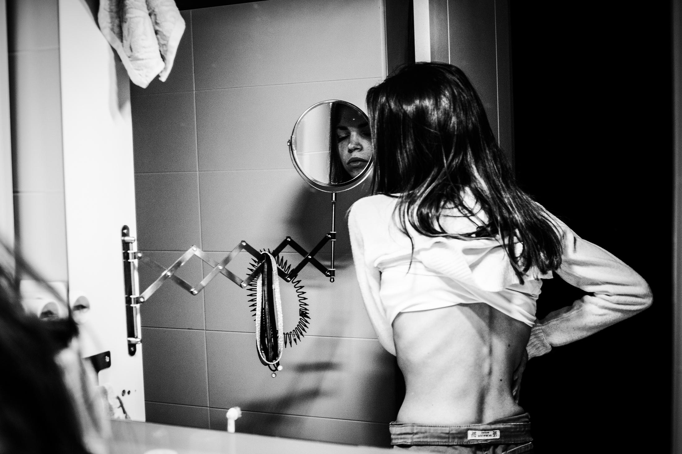 Cage. Behind a life with anorexia. - To use mirrors for the constant control of the image and...