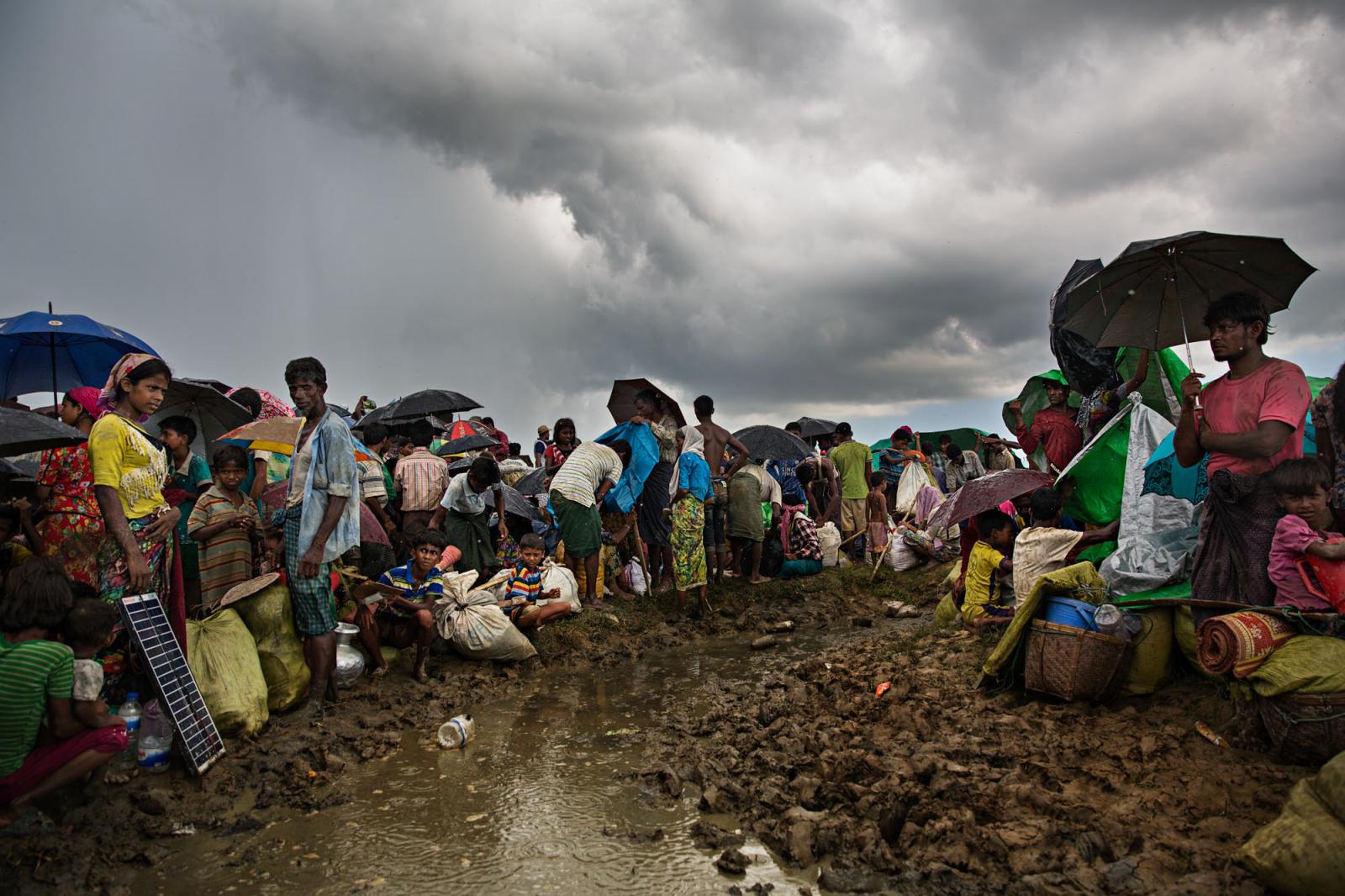  Rohingya refugees huddle in a ... camps in Cox&#39;s Bazar. 