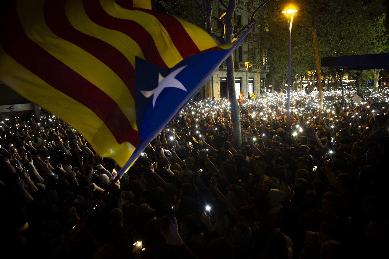 A pro-independence Estelada fla...n region. (AP Photo/Joan Mateu)