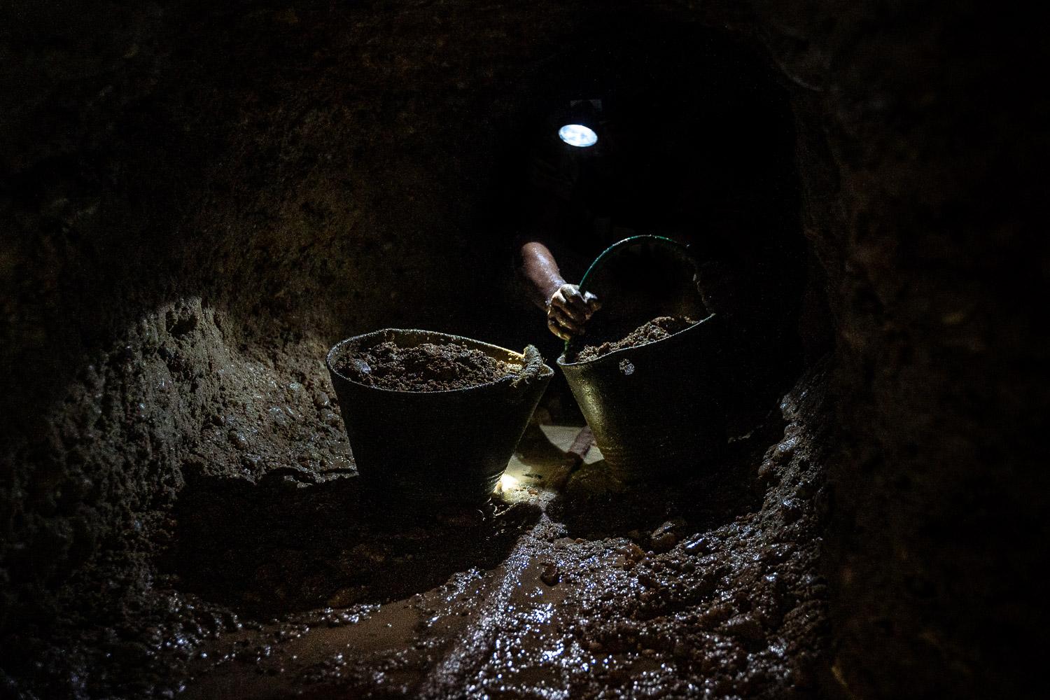 A miner works inside a gallery ... mines (Source: Infoamazonia). 