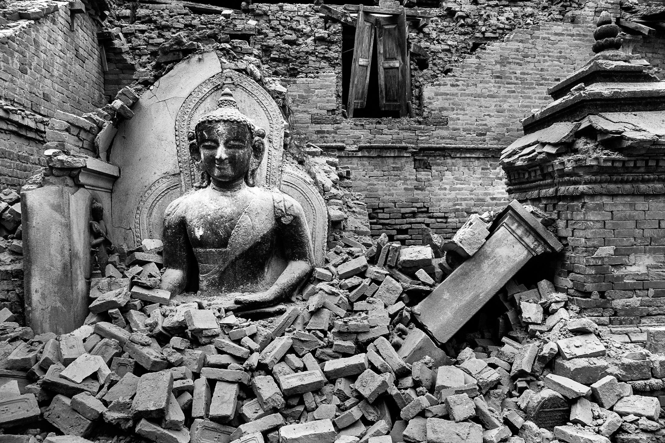 Art and Documentary Photography - Loading 006_Earthquake-endurance-Nepal-Omar-Havana.jpg